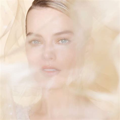 margot robbie perfume advert.